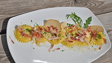 Teigtaschen mit Golden Delicious und Speck