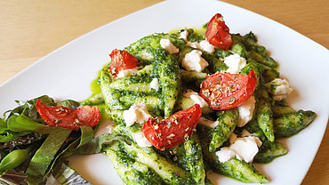 Schupfnudeln mit Bärlauchpesto, Frischkäse und Tomaten