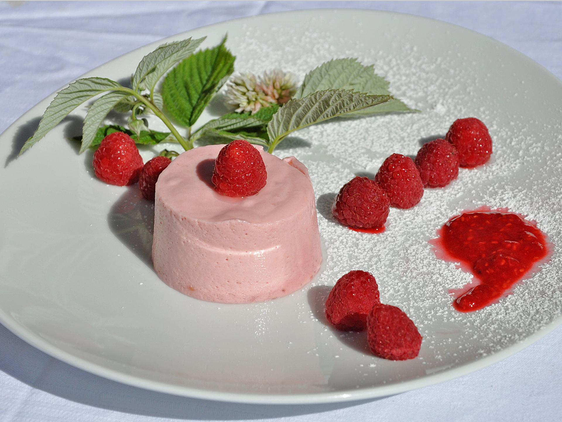 Raspberry-yoghurt mousse - Recipe from South Tyrol