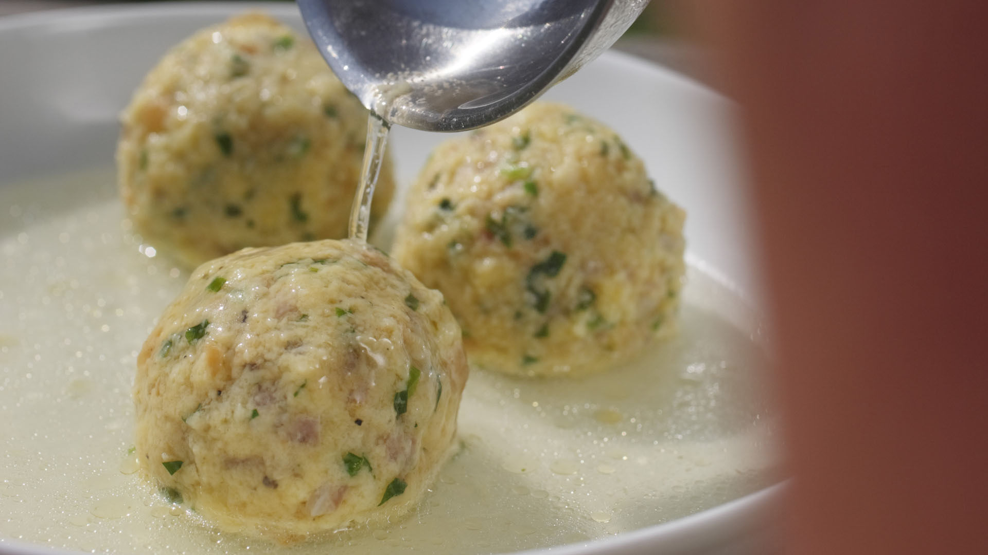 Speck dumpling broth - Recipe from South Tyrol