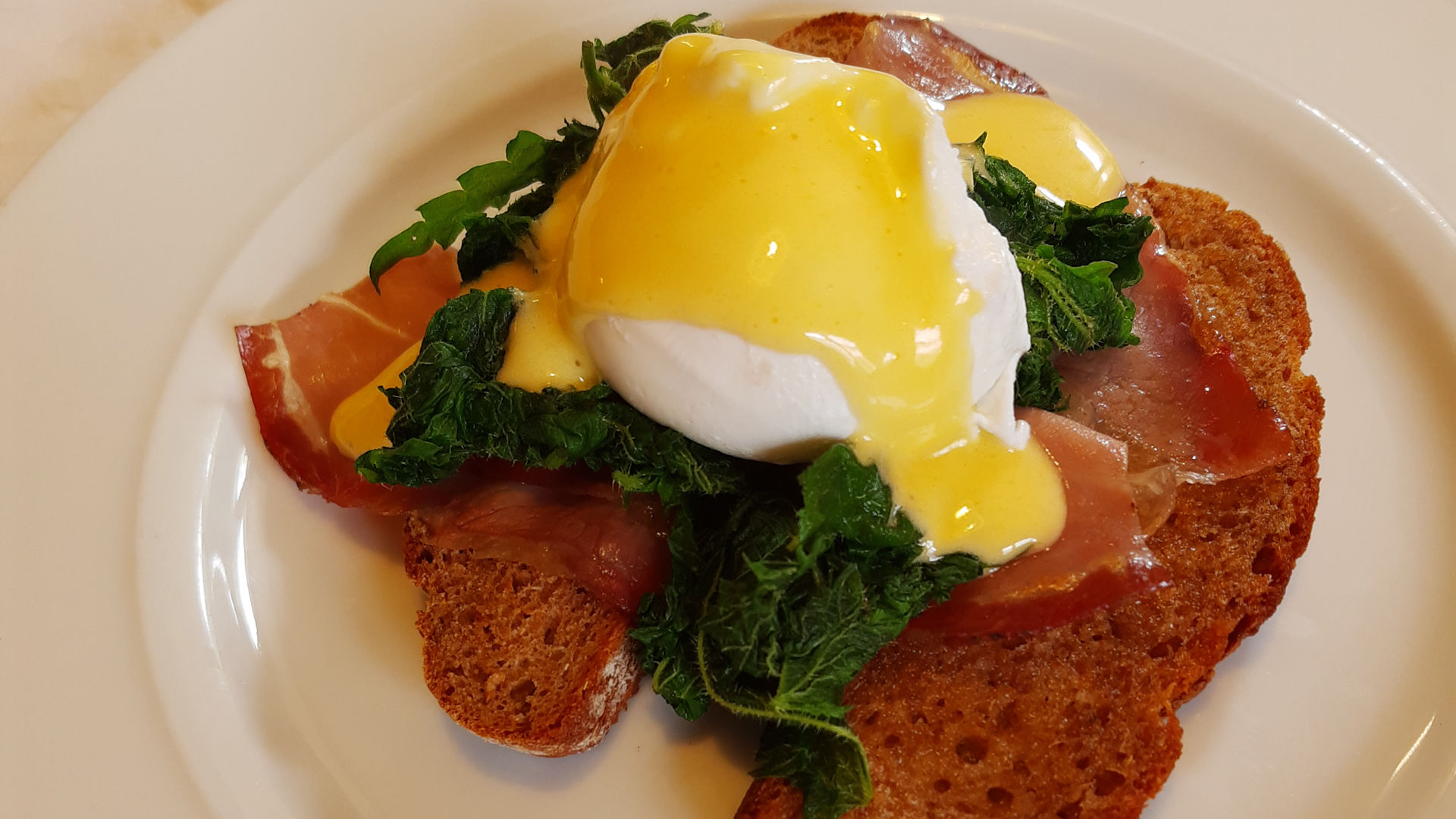 Poached egg with butter sauce - Recipe from South Tyrol