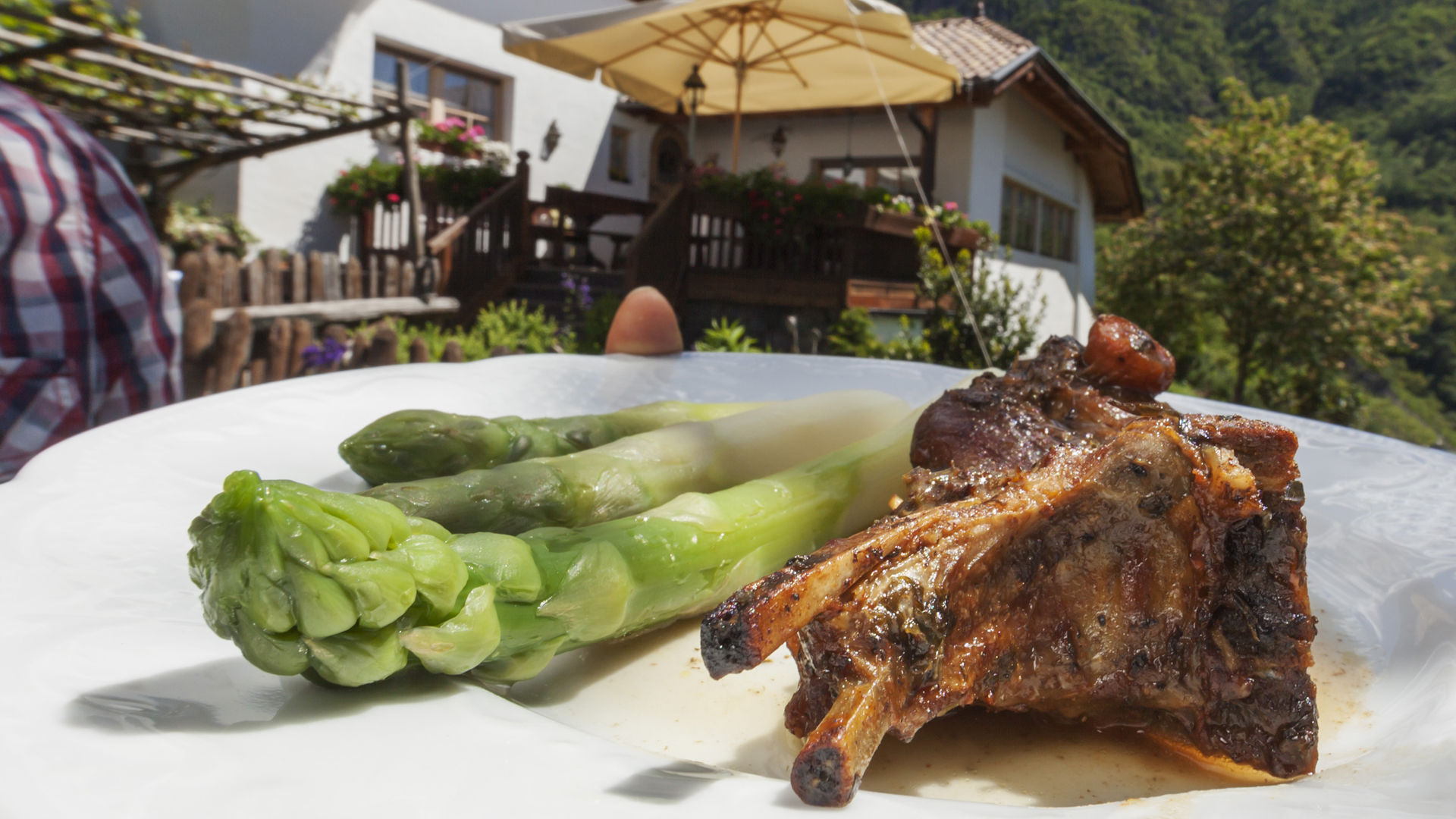 Roast lamb with asparagus - Recipe from South Tyrol