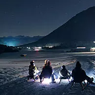 Nachtrodeln im Mondschein zusammen mit der Bauernfamilie