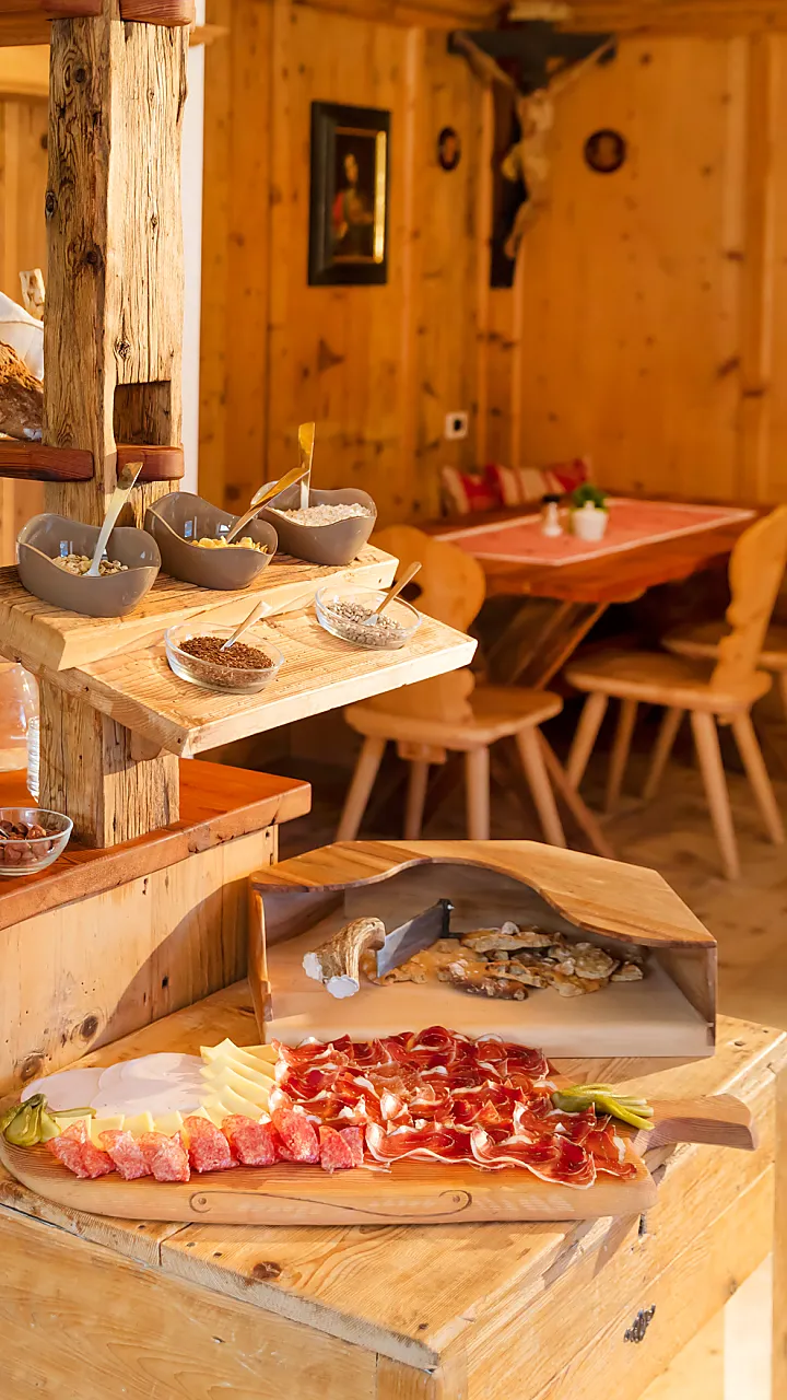 Farm Holidays in South Tyrol: 'Roter Hahn' presents over 1,600 holiday farms - holiday flat or room options for your holiday in South Tyrol.