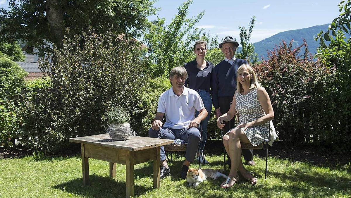 Michael, Gertraud, Raffaela, Opa Karl und Katze Tom