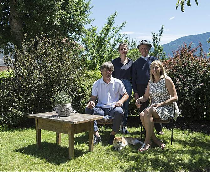 Michael, Gertraud, Raffaela, Opa Karl und Katze Tom