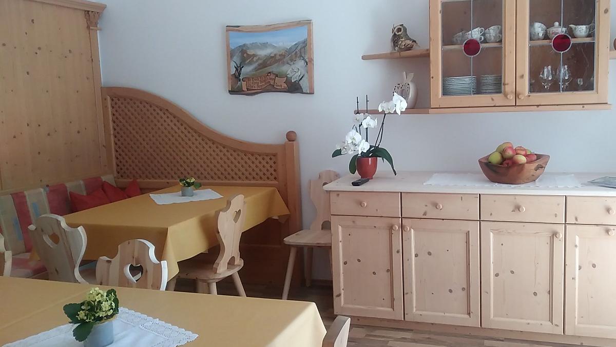 In unserem Stübchen servieren wir unser Bauernfrühstück. Es dient auch als Treffpunkt für Jung und Alt zum gemeinsamen Beisammensein.