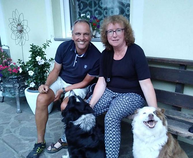 Die feinen Hofhunde Katy und Dana. Sie begleiten unsere Gäste sehr gerne bei einem kleinen Spaziergang.
