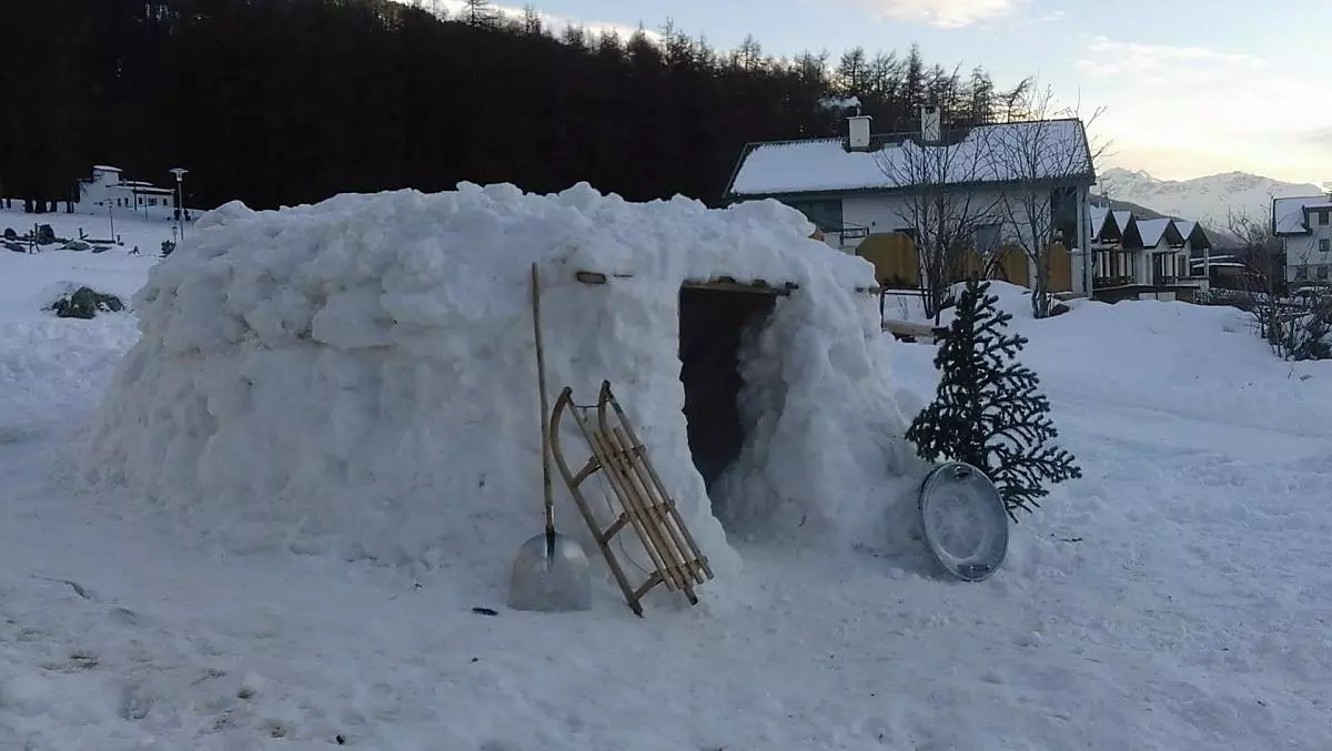 Mit Kindern ein Schneehaus bauen.