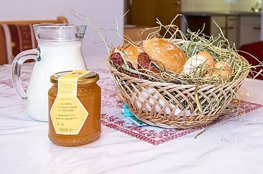 Die frische Milch von der Kuh, die Eier von glücklichen Hühnern und der Honig von den fleißigen Bienen.