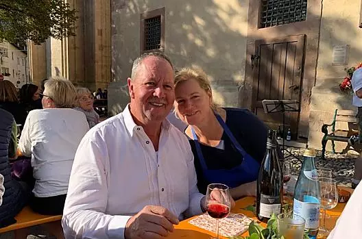 Leopold und Cäcilia feiern gerne mit einem guten Glas Wein.