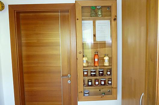 Im Eingangsbereich jeder Wohnung befindet sich ein Produktkasten aus dem die Gäste hausgemachte Produkte entnehmen können.