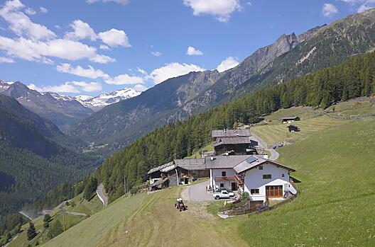 Westansicht mit Blick zum Gletscher.