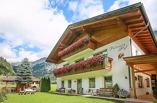 Sommer auf dem Fassnauerhof, Ausgangspunkt vieler Wanderungen zu den umliegenden Almen und Gipfeln.