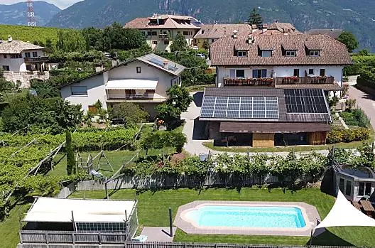 Renoviertes Bauernhaus mit drei Ferienwohnungen sowie das Elternhaus mit einer Ferienwohnung. Pool mit grandiosem Ausblick!