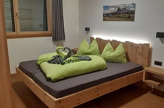 Bett aus Zirbenholz