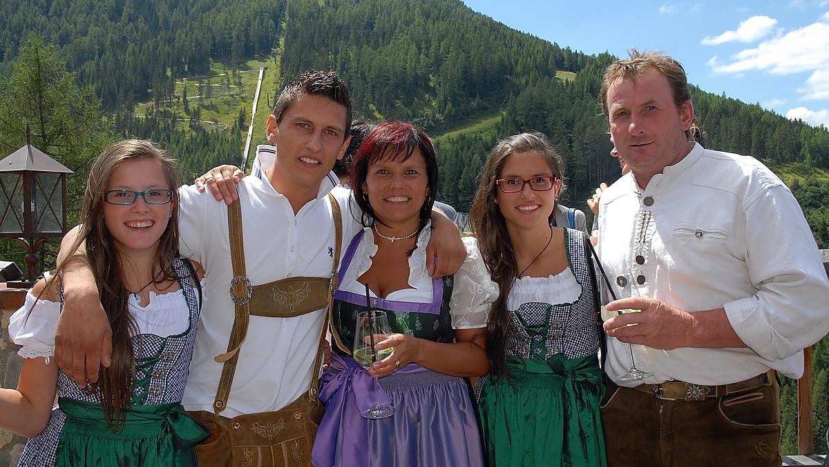 Die Zwillinge Noemi und Vicky, Sohn Christof, Bäuerin Annemarie und Bauer Hubert