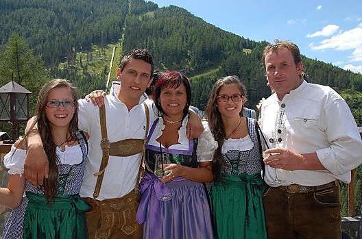 Die Zwillinge Noemi und Vicky, Sohn Christof, Bäuerin Annemarie und Bauer Hubert