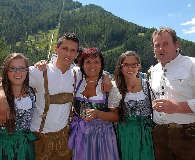 Die Zwillinge Noemi und Vicky, Sohn Christof, Bäuerin Annemarie und Bauer Hubert
