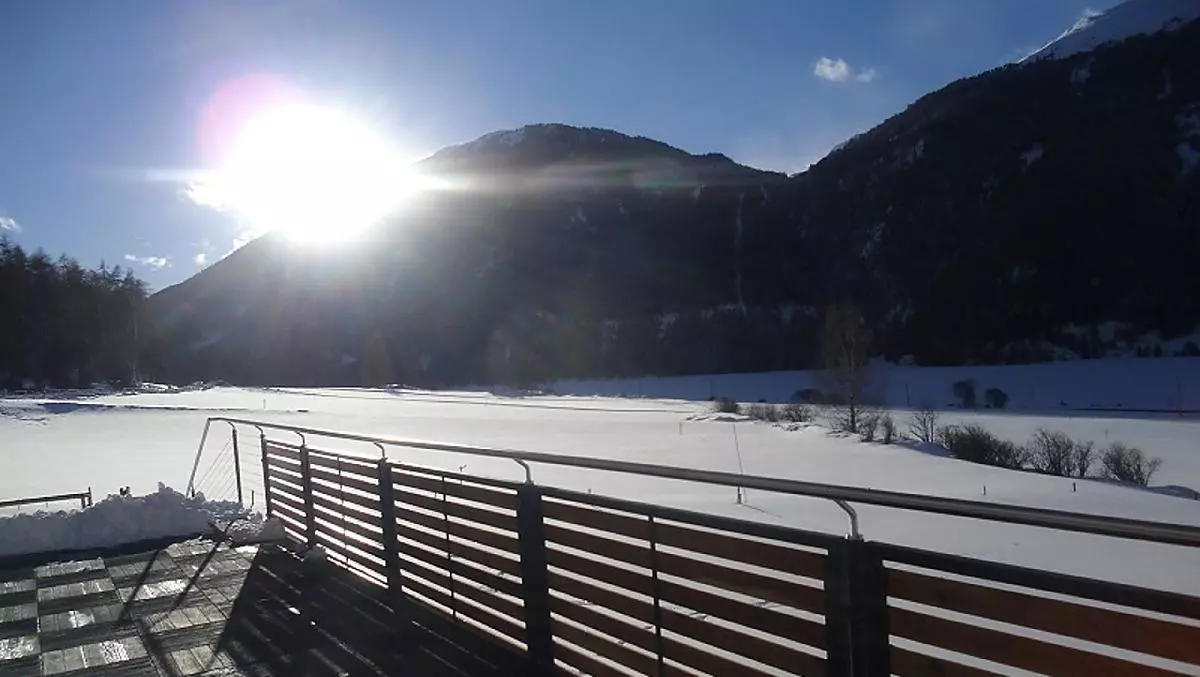 Es herrscht Abendstimmung am zugefrorenen Haidersee
