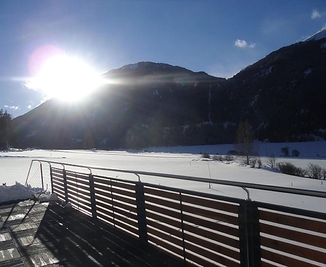 Es herrscht Abendstimmung am zugefrorenen Haidersee
