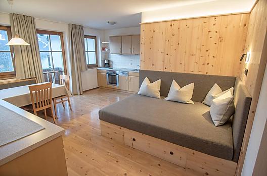 The cosy kitchen-living room of our Sonnenverwöhnt holiday apartment