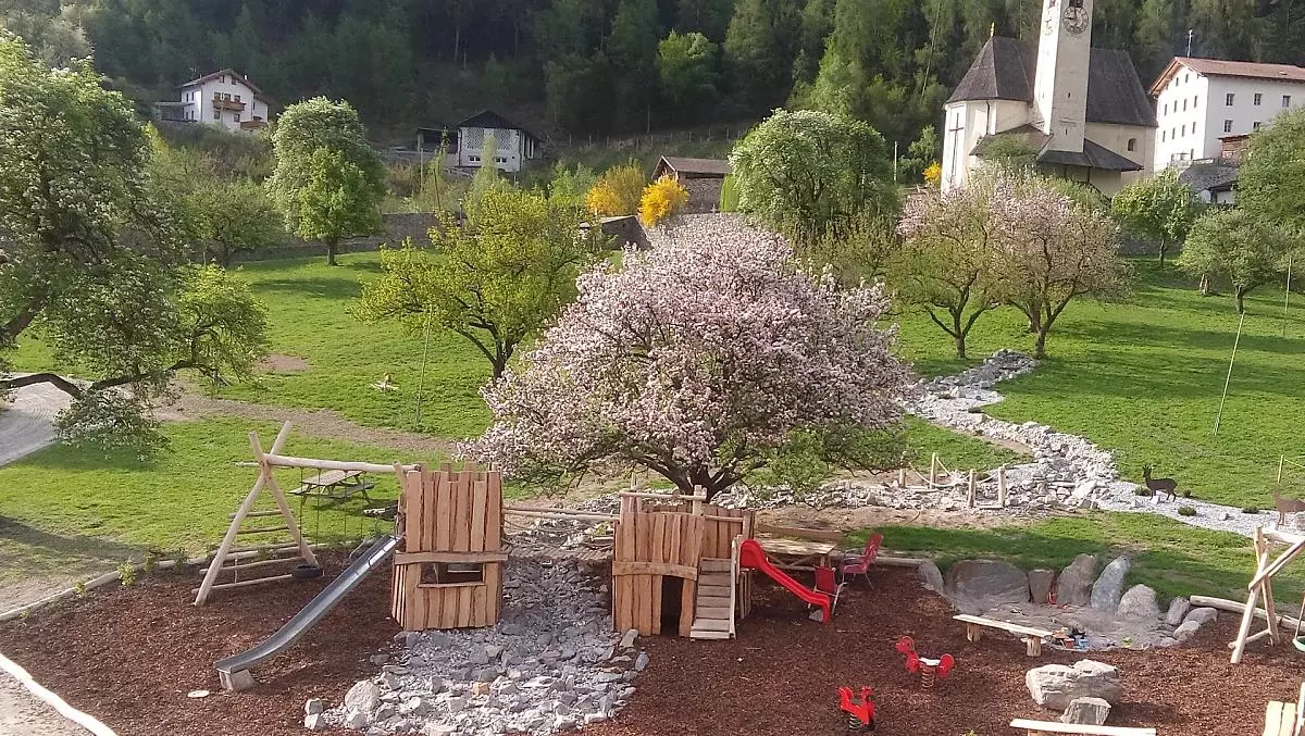 Blick von den Appartements auf den Erlebnisspielplatz und auf die hofeigene Wiese mit all den Tieren.