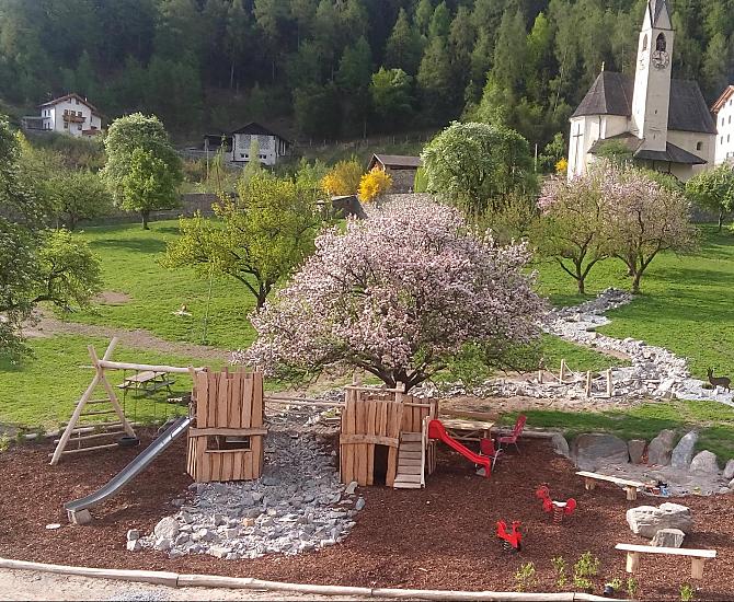 Blick von den Appartements auf den Erlebnisspielplatz und auf die hofeigene Wiese mit all den Tieren.