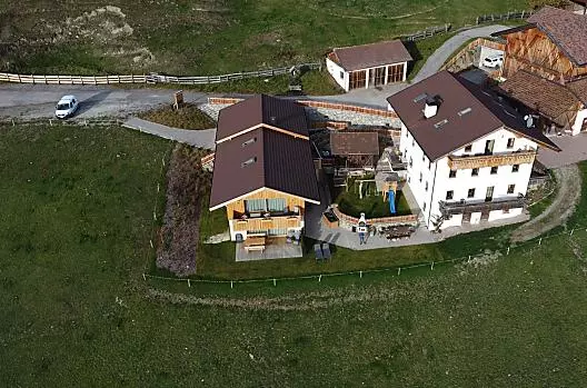 Das Bauernhaus und das Ferienhaus liegen nebeneinander.