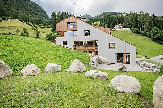 Guest terrace with the opportunity to have breakfast and fill the drinking water can at the Jakobsbrunnen. In the evening we make a fire in the stone circle.