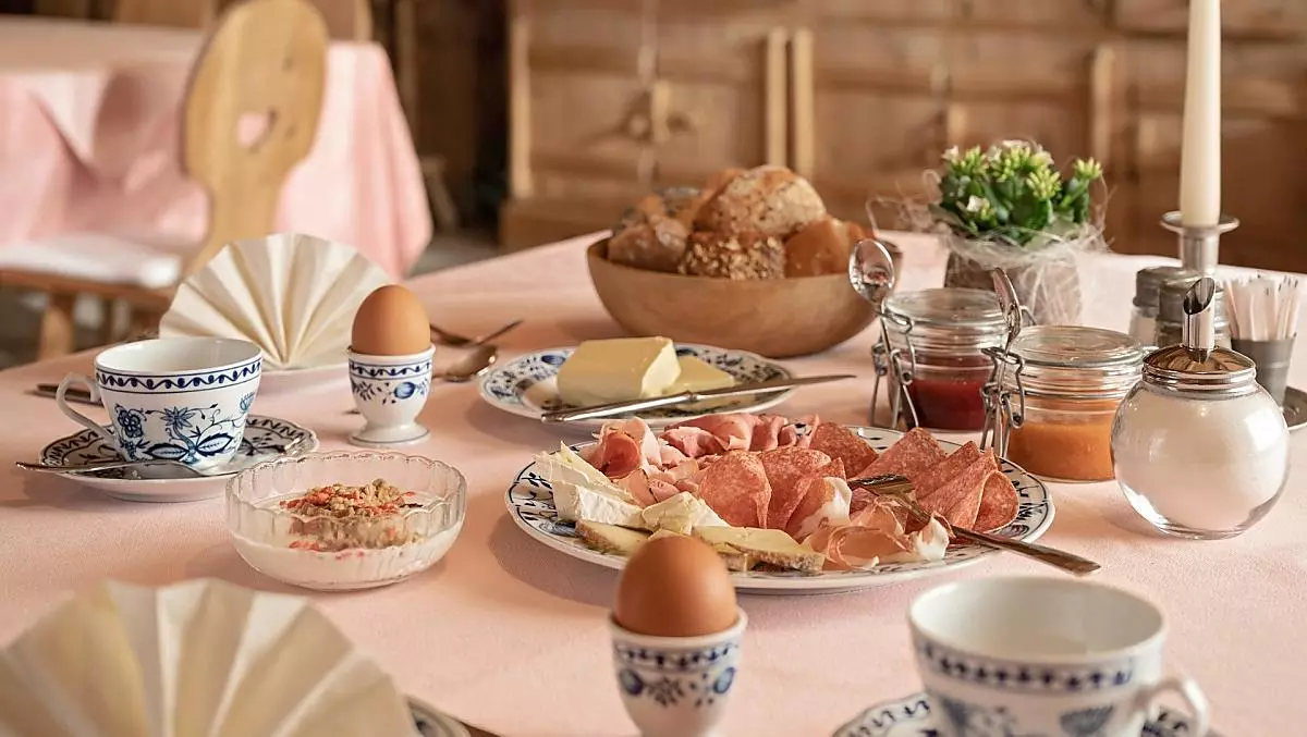 Unser reichhaltiges Frühstück wird in der Zirmstube aufgetischt