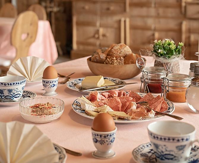 Unser reichhaltiges Frühstück wird in der Zirmstube aufgetischt