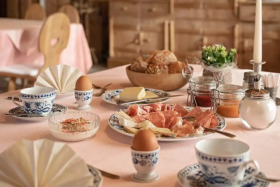 Unser reichhaltiges Frühstück wird in der Zirmstube aufgetischt