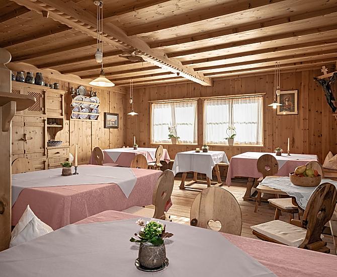 Unser Herzstück – die handgemachte Zirmstube mit Bauernofen