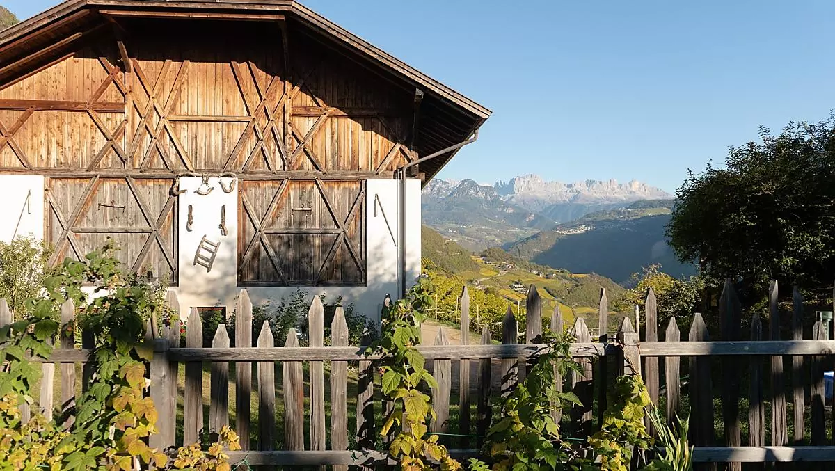 Unser Gemüse- und Obstgarten; im Hintergrund unsere Event-Scheune mit Blick auf den Rosengarten.