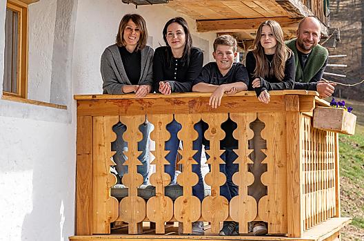 Christa und Paul leben gemeinsam mit den Kindern Selin, Julia und Lukas am Duregghof.