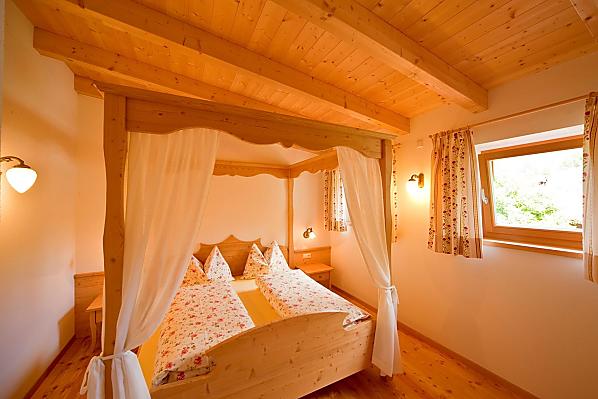 Schlafzimmer mit Himmelbett