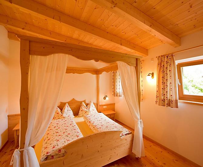 Schlafzimmer mit Himmelbett