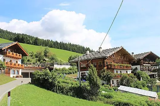 Unser Hof mit Gästehaus und Gästegarten, dem Nachbarhaus und unserem Bauernhaus