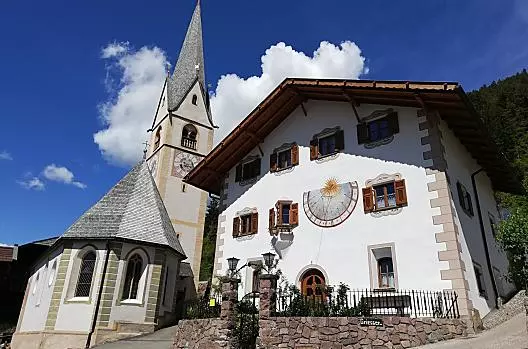 Unser Hof mit der St. Nikolaus-Kirche im Ortskern des Weilers Tisens