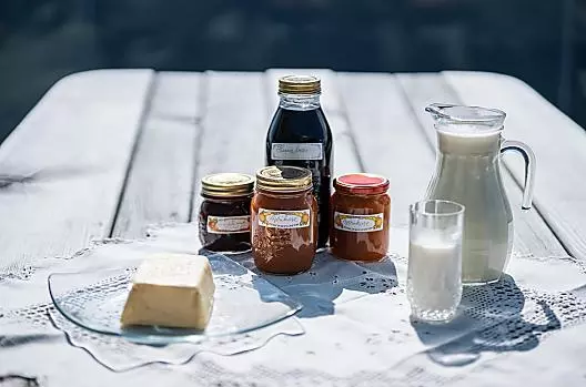 Hausgemachte Marmelade, Butter und hofeigene Milch