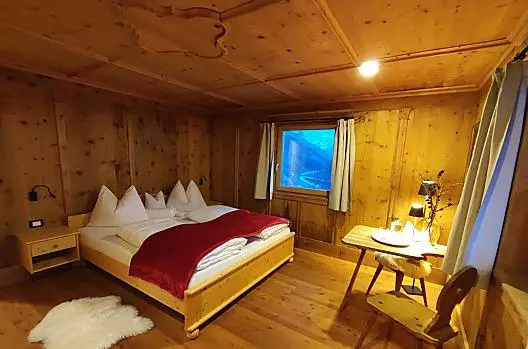 Close your eyes in this wonderful bedroom and let your thoughts wander. The 'Katzentisch' is perfect for lingering awhile.