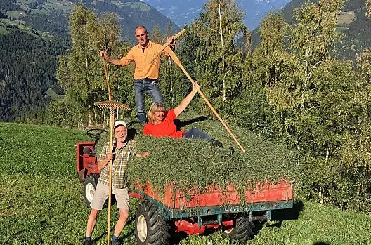 Einfach einmal was ganz anderes machen und uns bei der Heuernte helfen.