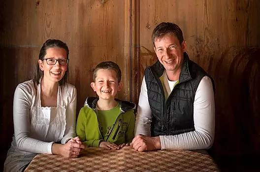 Bäuerin Elisabeth, Sohn Andreas und Bauer Markus 