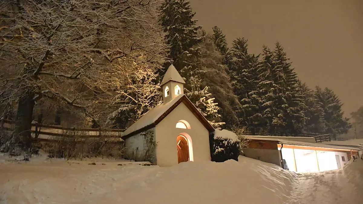 Hofkapelle und dahinter der überdachte Autoabstellplatz