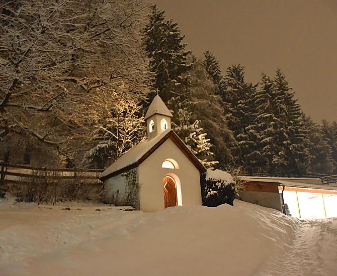 Hofkapelle und dahinter der überdachte Autoabstellplatz