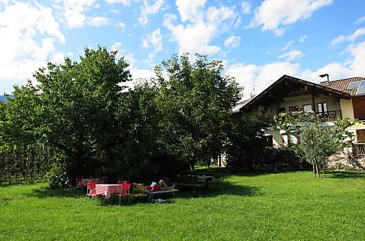 Im Schatten der Kirschbäume lässt es sich besonders gut entspannen.