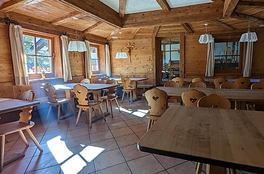 Die getäfelte Gaststube am Obermoserhof.
