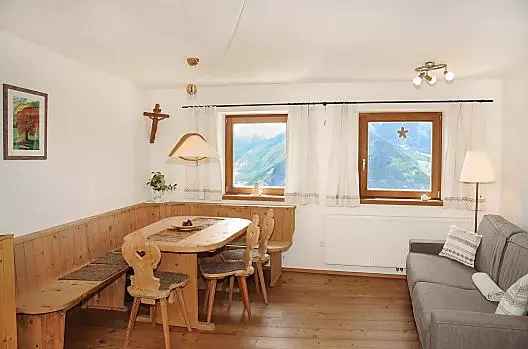Die große und gemütliche Ferienwohnung Plattei ist mit naturbelassenen Fichten- und Zirbenholzmöbeln eingerichtet.