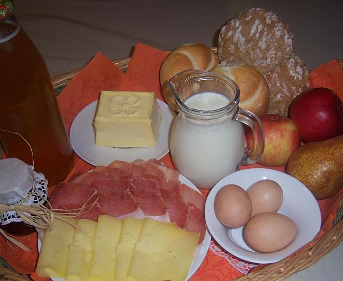 Lieber gemütlich in der Wohnung frühstücken? Der Korb enthält alle Zutaten, die gewünscht werden 